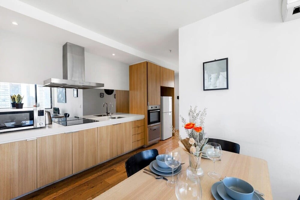A Chic 2BR Apt, City Views Near Southern Cross