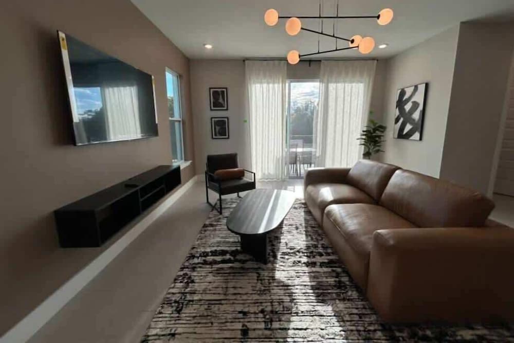 Modern 3Bd End Unit With Garage Water View 7904