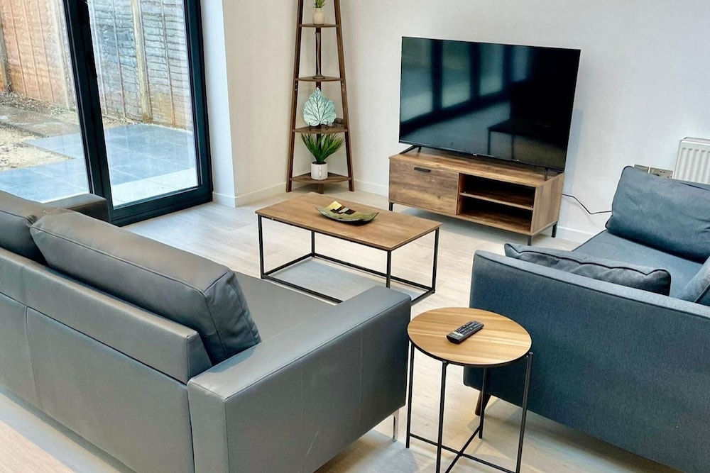 3 Bed Flat - Sleeps 6 - Parking - Wifi