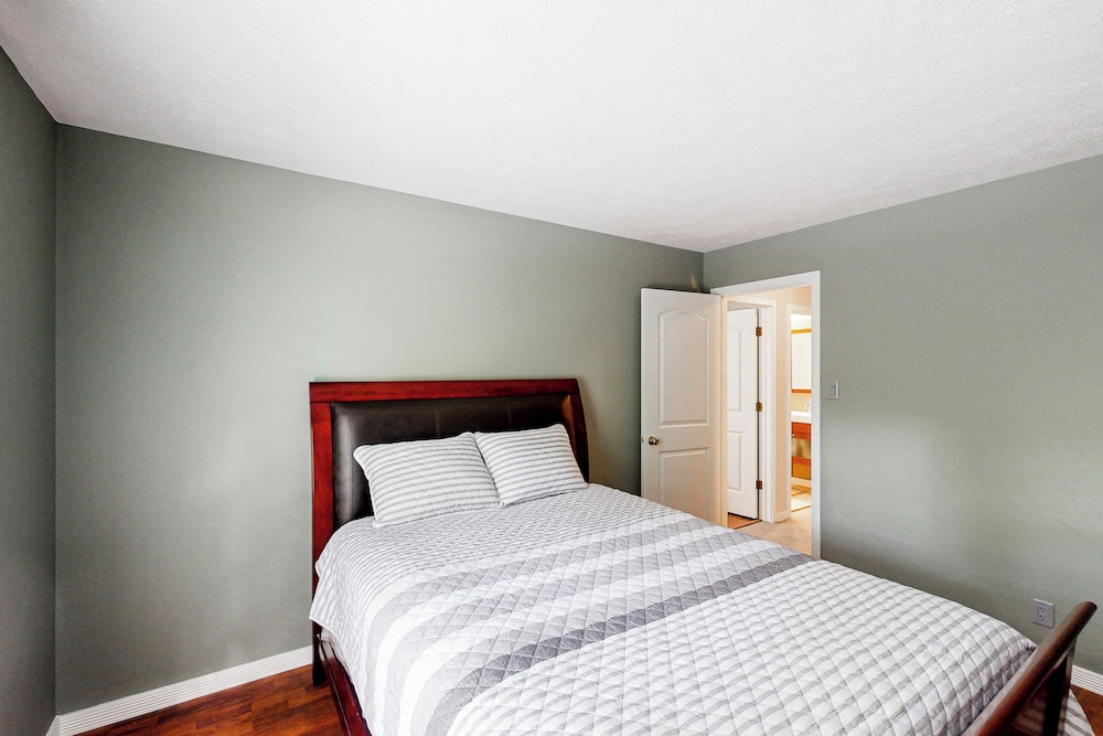 Waterfront 3BR w/ Heart-shaped Pond & Vitamix
