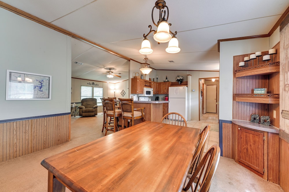 5 Blocks to Beach Access: Sanders Island Getaway!