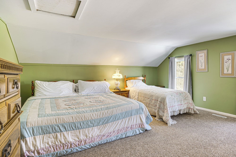 2 Mi to Road America: Pet-friendly Duplex!