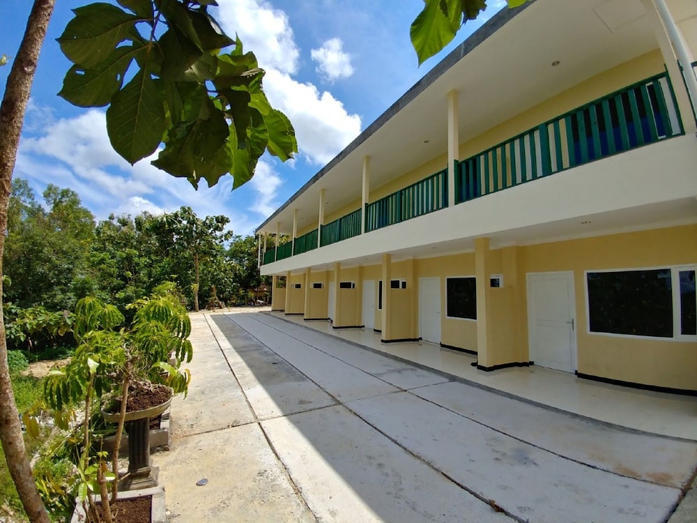 Azana Green Resort Pracimantoro