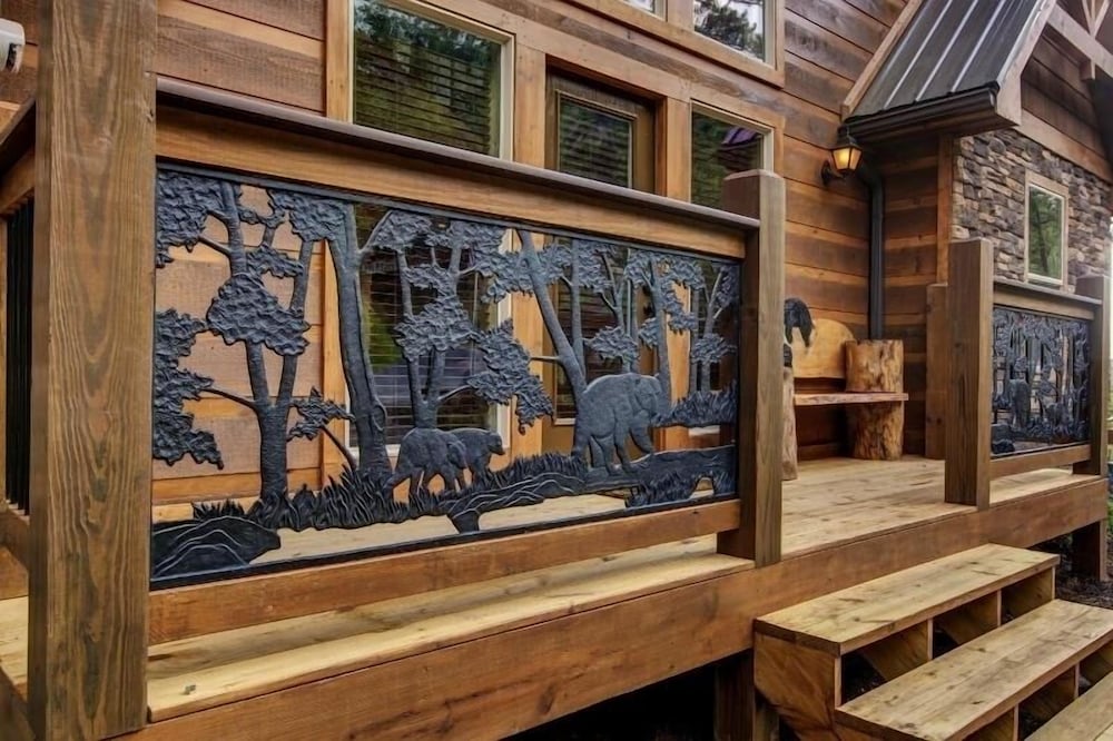 Lazy Bear Lodge - 4 Bedrooms, 4 Baths, Sleeps 14 Home by RedAwning