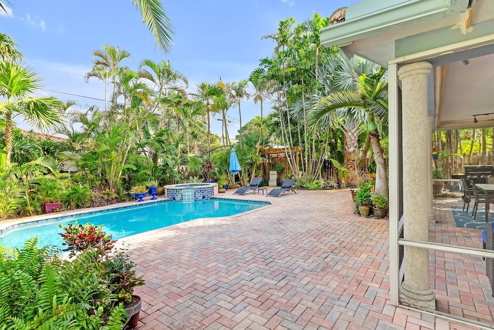 Chic 3BR Sanctuary Steps From The Drive Paradise