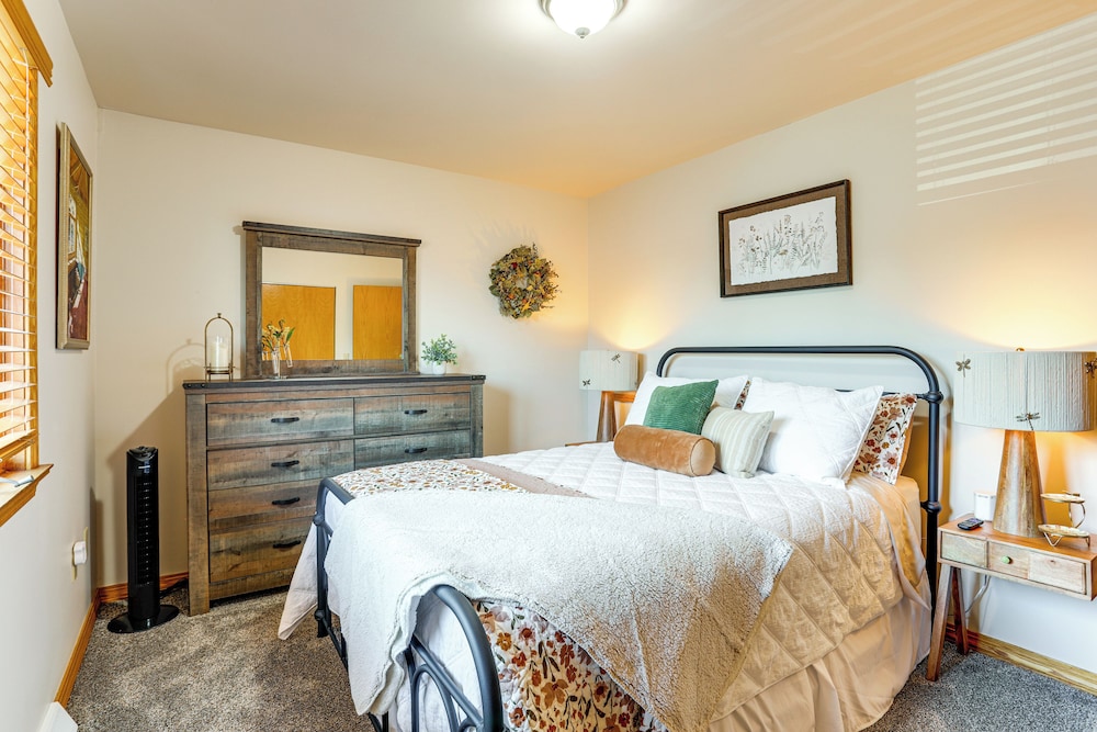 Convenient Townhome 1 Mi to Dtwn Clearfield