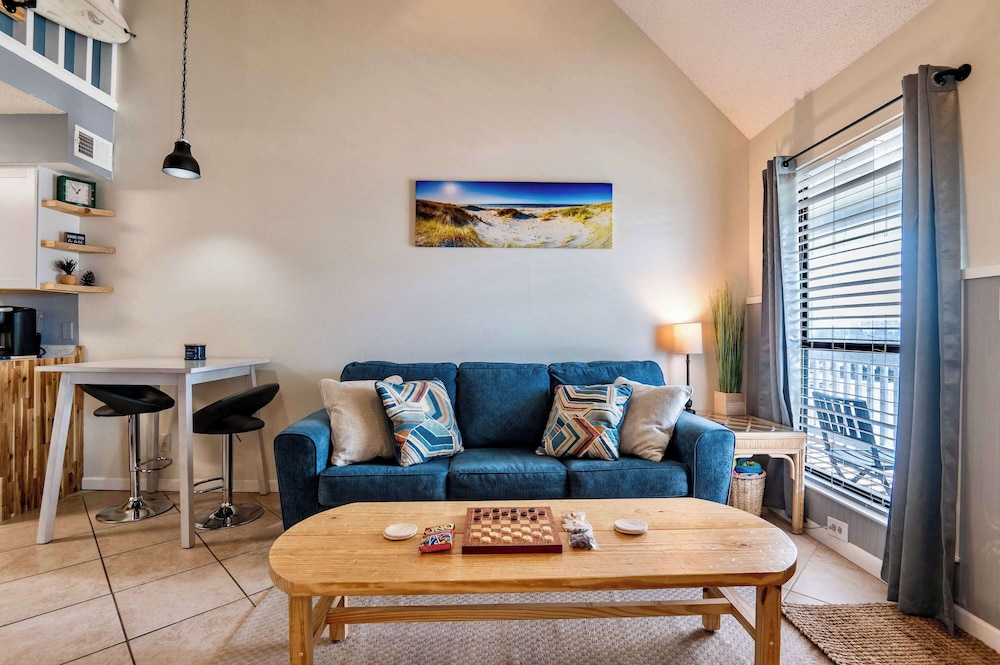 Walk to Beach Pool Sleeps 6!