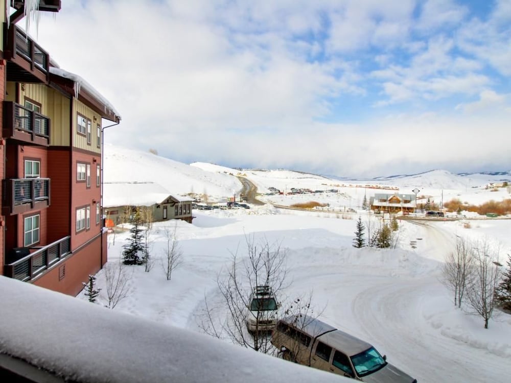 Contemporary Slopeside Condo