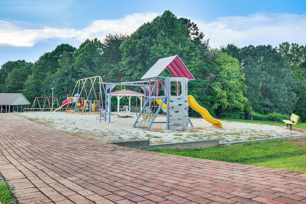 Breathtaking Views & Deck: Badin Lake House!