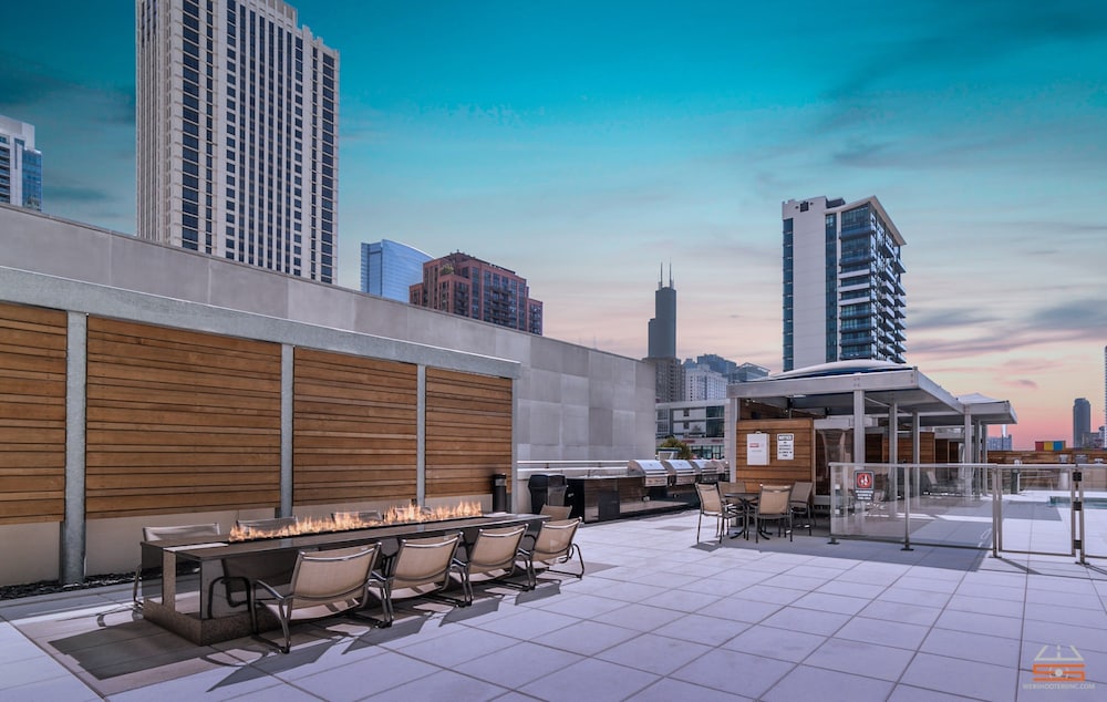West Loop Luxe 2BR Balcony Skyline Views
