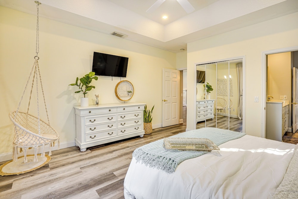 6 Mi to Dtwn: Pet-friendly Retreat in Fort Pierce!