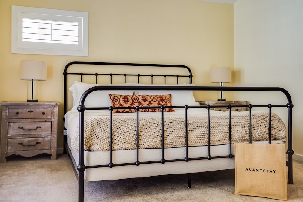 Le n by Avantstay Private Breathtaking Character Cottage w Pool Hot Tub