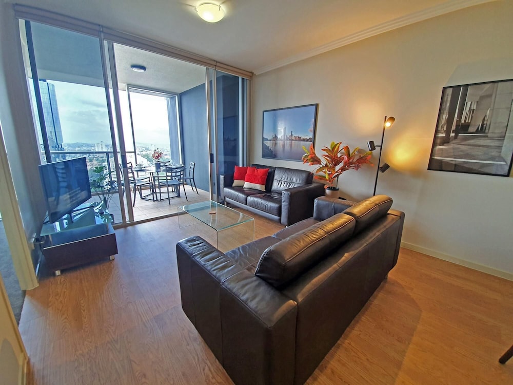 Brisbane Vacations - 2BR Stunning Views CBD Pool Gym Netflix - Property Image 1