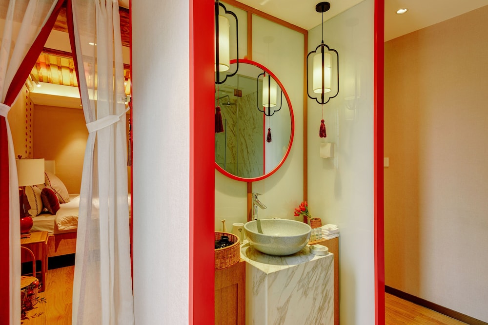 ISVARA Culture Homestay Suites