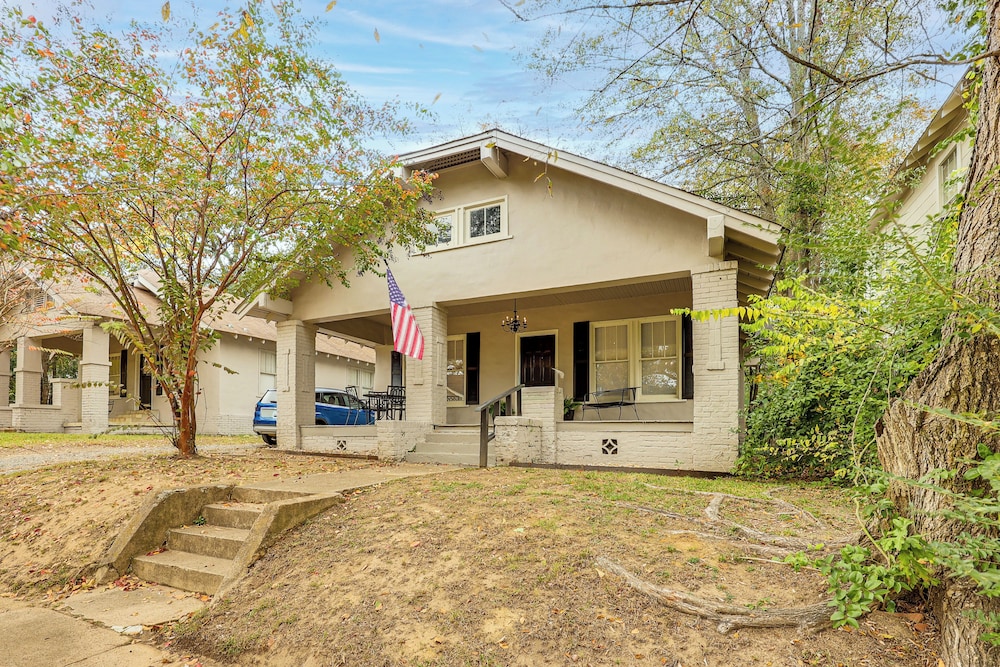 < 1 Mi to Historic Dtwn Texarkana: Charming Home!