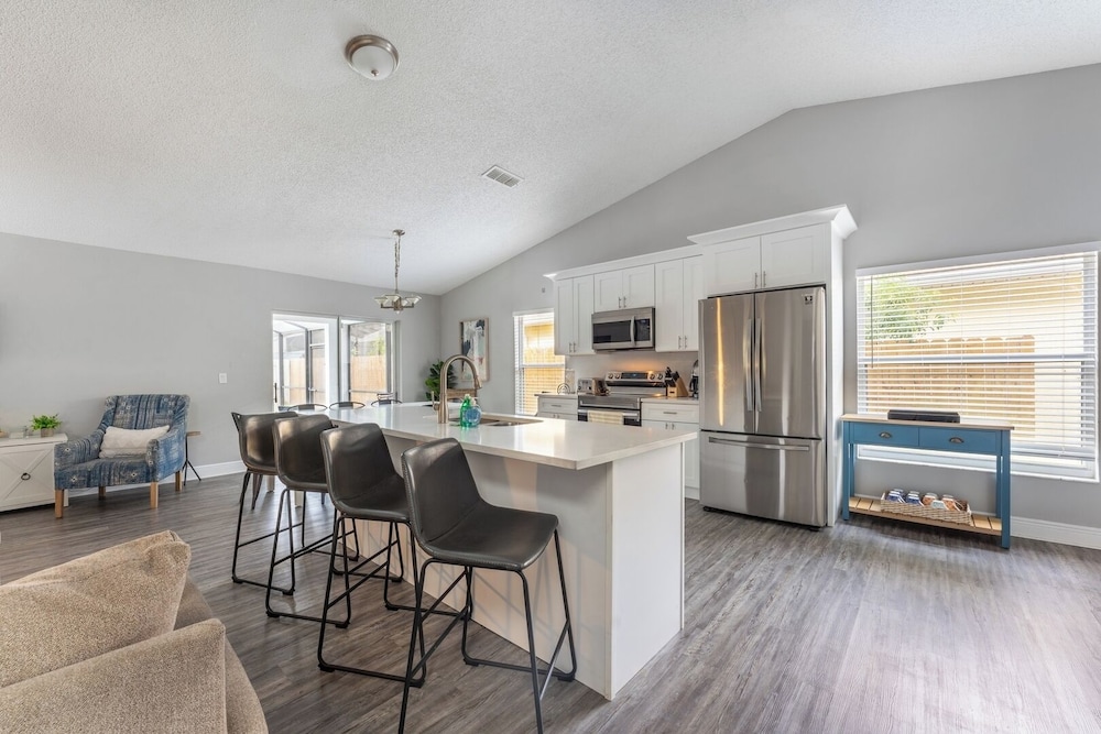 Heated Pool & Bathtub 4BR Near Disney