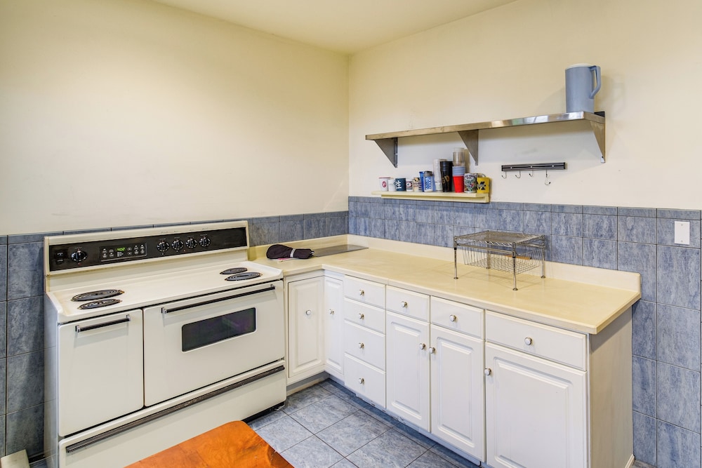 2 Mi to Lake Erie: Spacious Retreat Near Cafes!