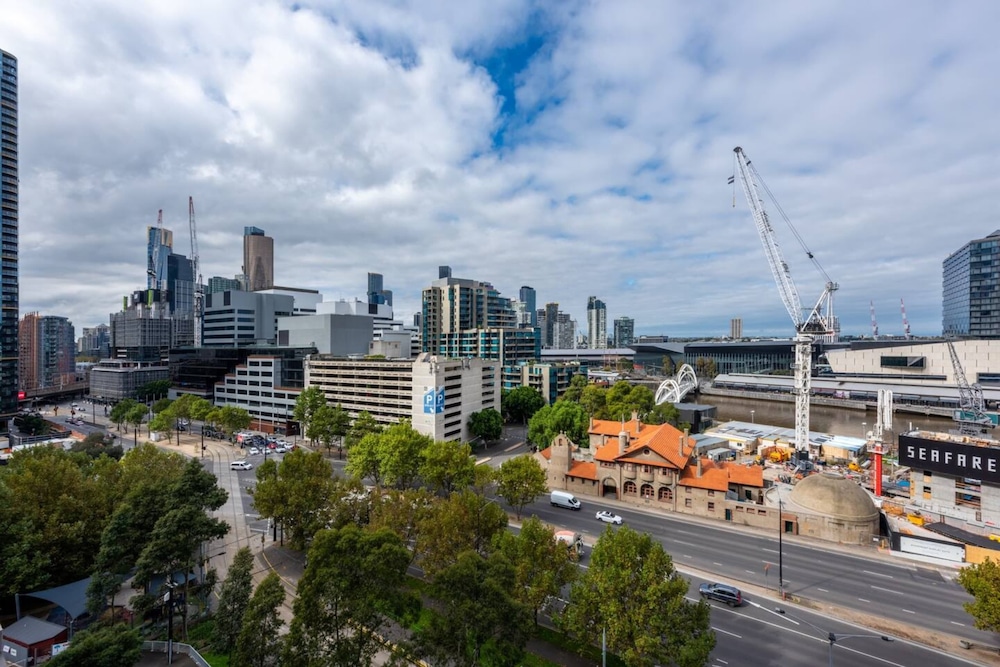 Convenient 2-bedroom Apt in Docklands With Pool