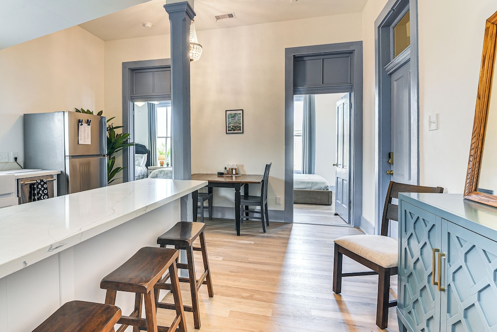 < 1/2 Mi to The Strand: Historic Galveston Apt!