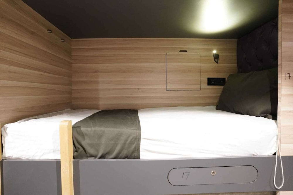 Single Bed Stays in Mixed Dormitory Room Andheri