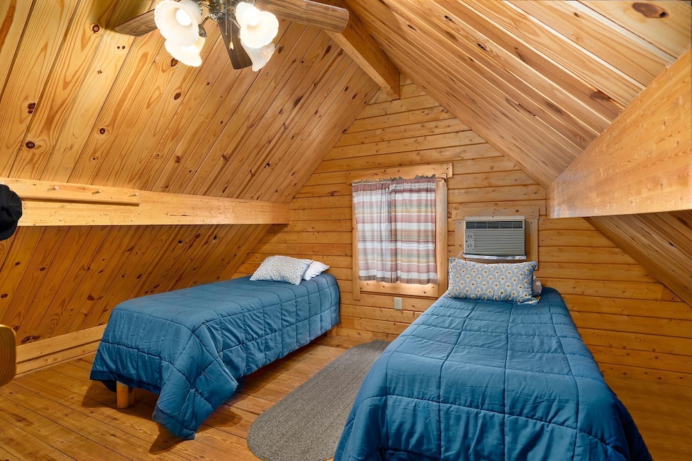 Amazing Getaway: Enjoy our Cozy Log Cabins on the Chesapeake Bay! view 2