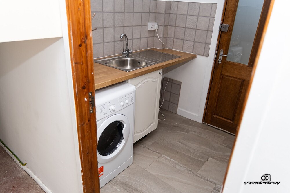 Walsall Vacations - Cosy Home With Private Parking - Property Image 5