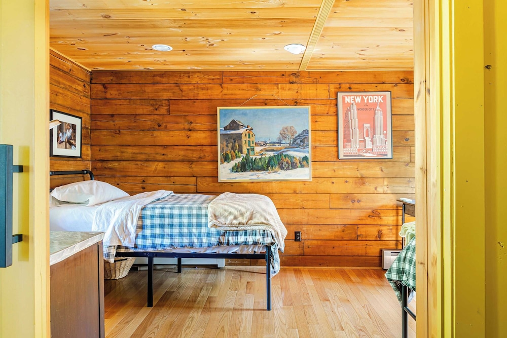 Pool+hot Tub, Firepit Near Hikes, Shops, Dining Cragswood Lodge by Avantstay