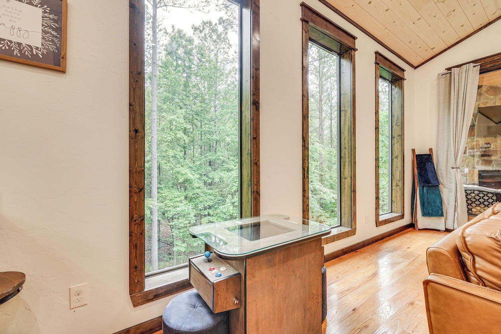 Modern, Luxe Cabin in Broken Bow w/ Hot Tub!