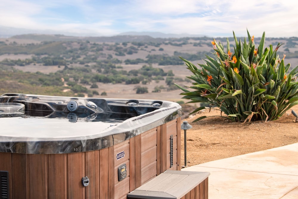 Colina by Avantstay Secluded Mountain Top Oasis w Pool Hot Tub Putting Green