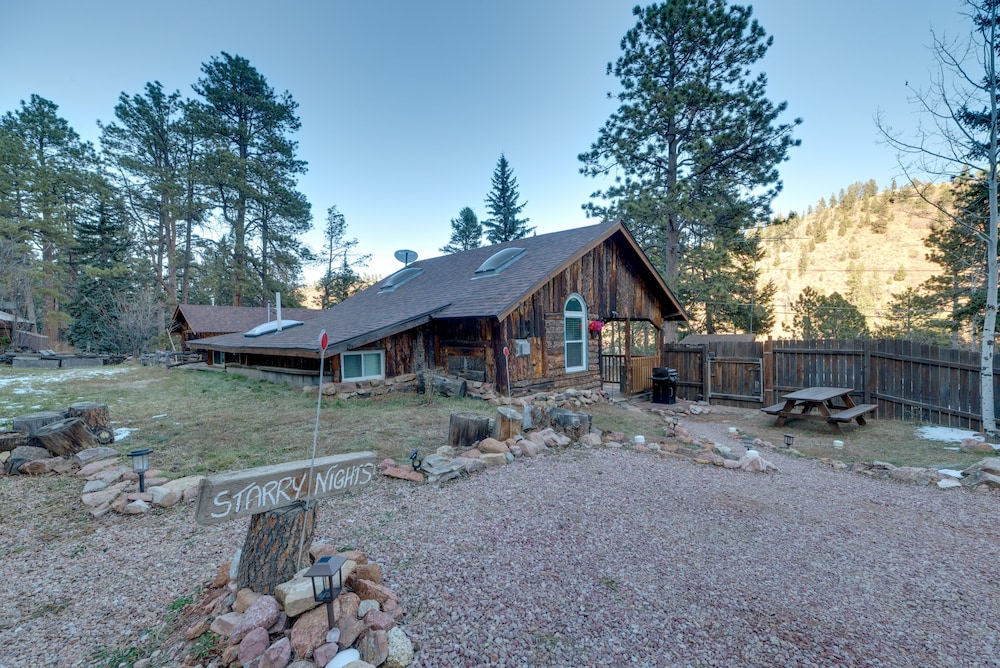 Rustic Log Cabin w/ Studio ~ 5 Mi to Pikes Peak!