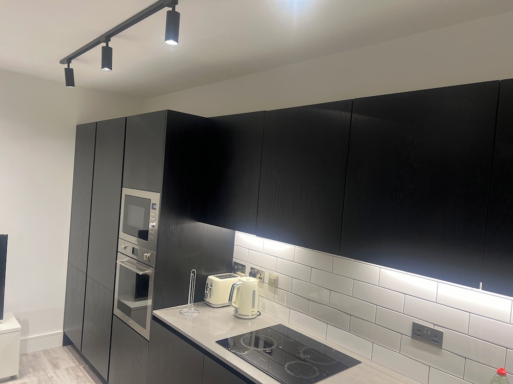 Luxurious 1-bed Apartment in London view 5
