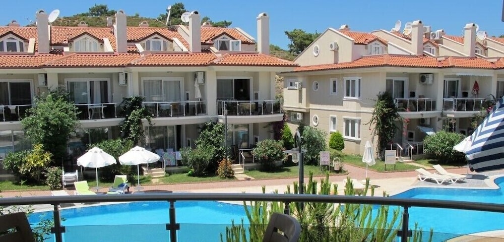 Villa SL18 by JoyLettings view 4