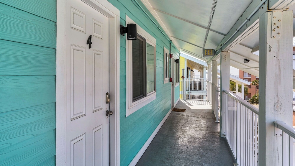 Sand Castles West A4: Steps to Beach, Pools, Private Balcony & More!