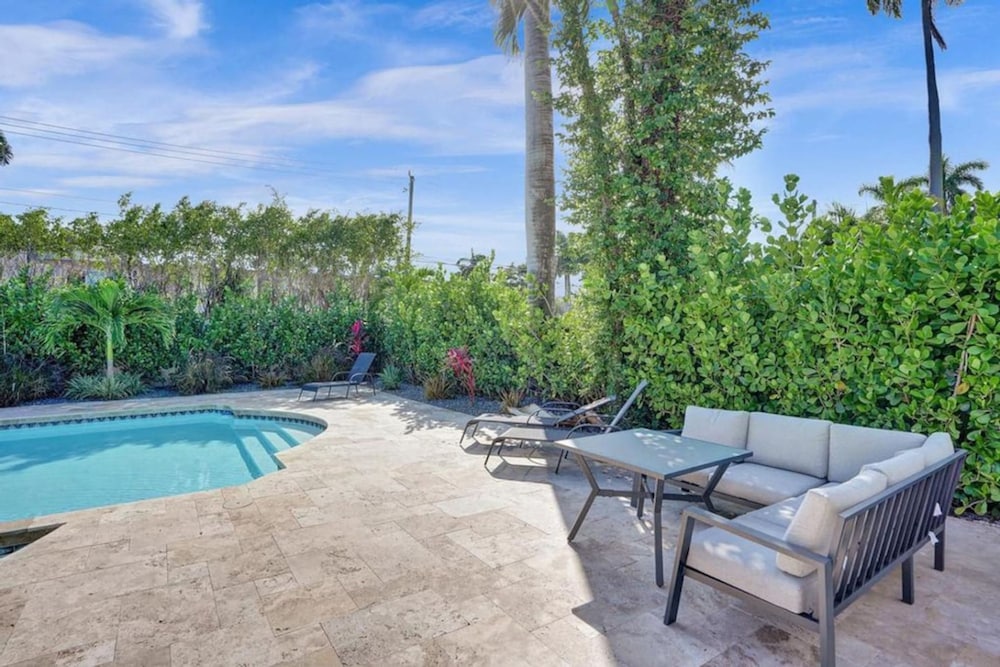 Pool House 3 Bedroom Home Victoria Park
