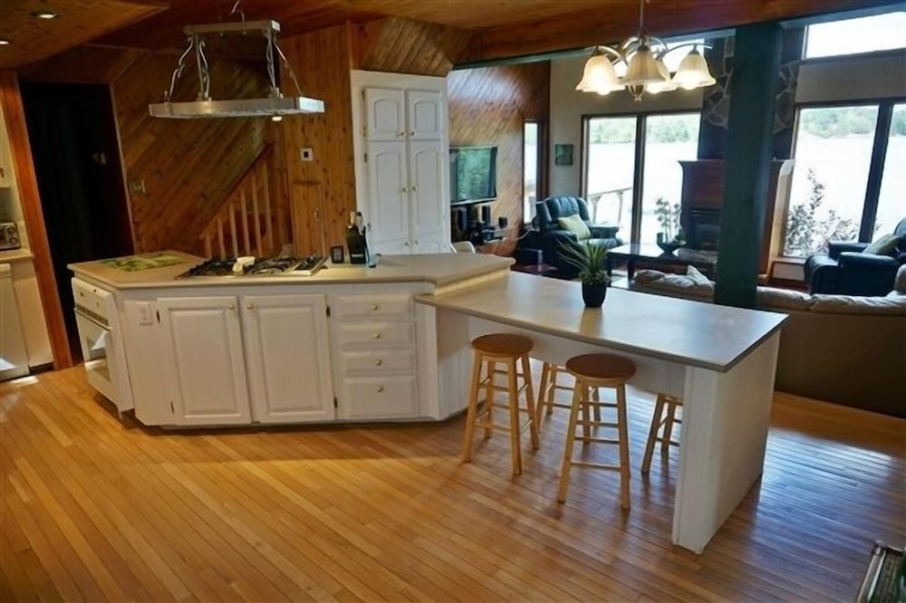 455 Faraday Lake 3 Bedroom Cottage