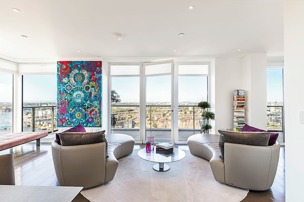 Luxurious 3-bed Sky-high Battersea Gem