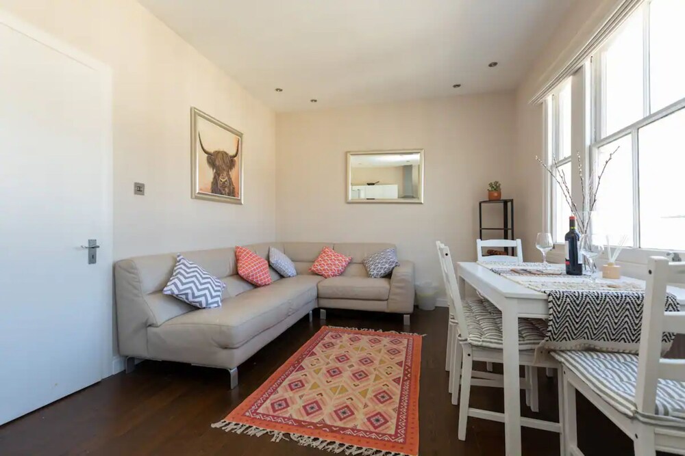 Spacious and Bright 2 Bedroom Flat in Maida Vale