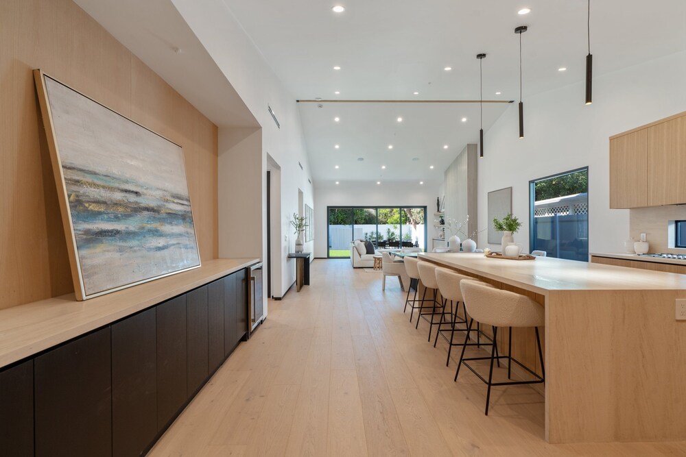 Noble Modern - Urban Sanctuary in Sherman Oaks With Poolside and Patio