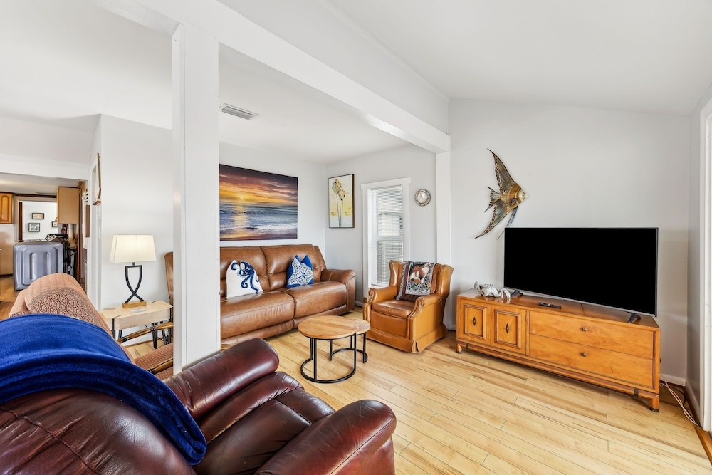 124 S Fletcher - Upstairs 2 Bedroom Duplex