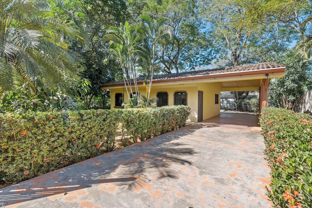 2-Bedroom House with Pool