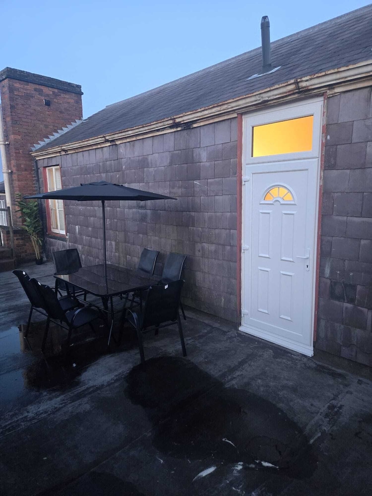 Charming Wolverhampton Apartment With Private Entrance
