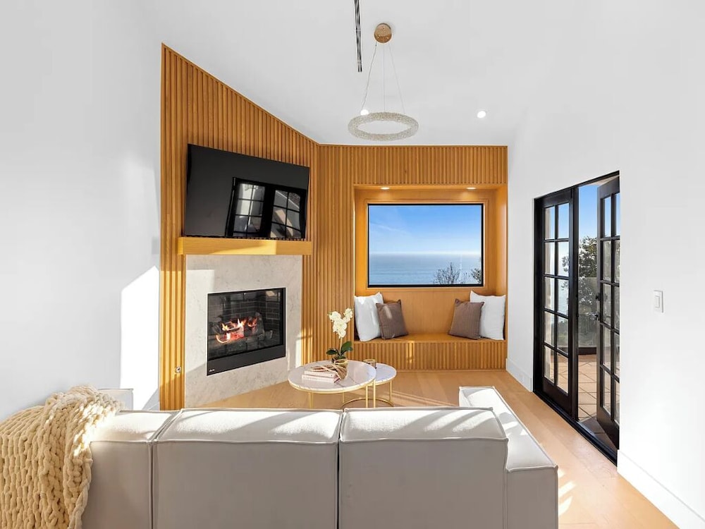 Villa Costera - Tree-lined Tranquility: 3-level Entertainer's Dream