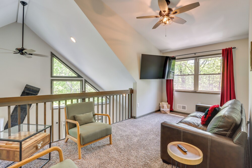 Hot Tub & Community Beach: Albrightsville Home!