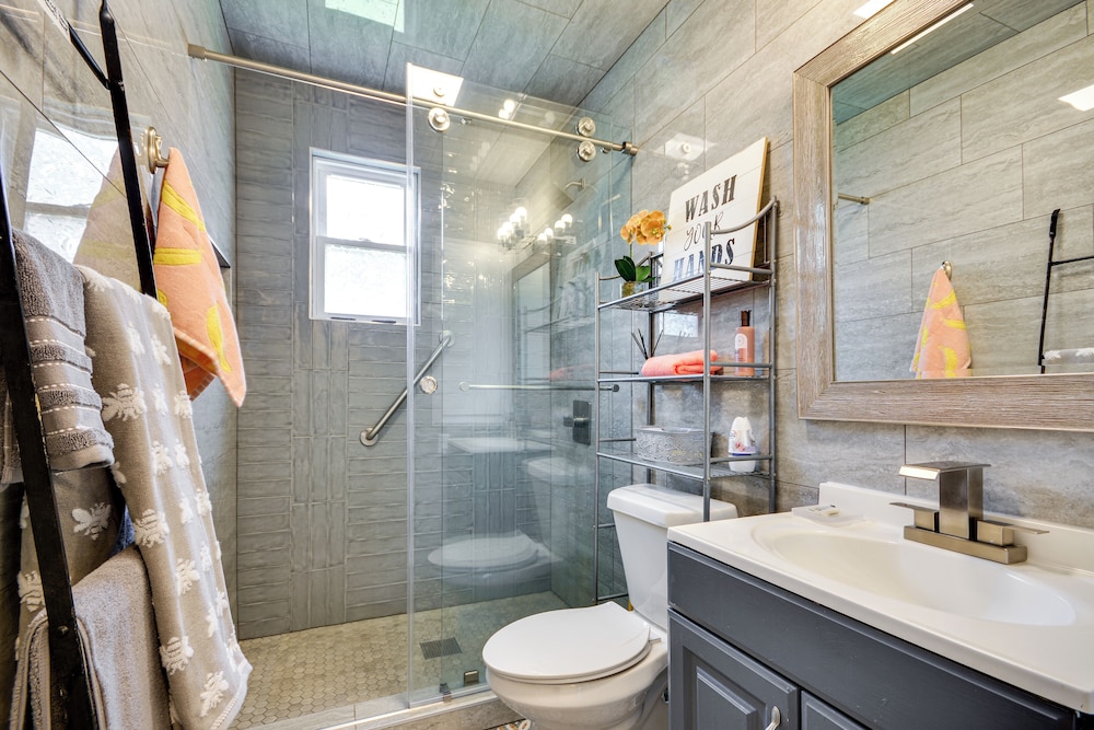 Walk Downtown: Inviting Apartment in Greensboro!