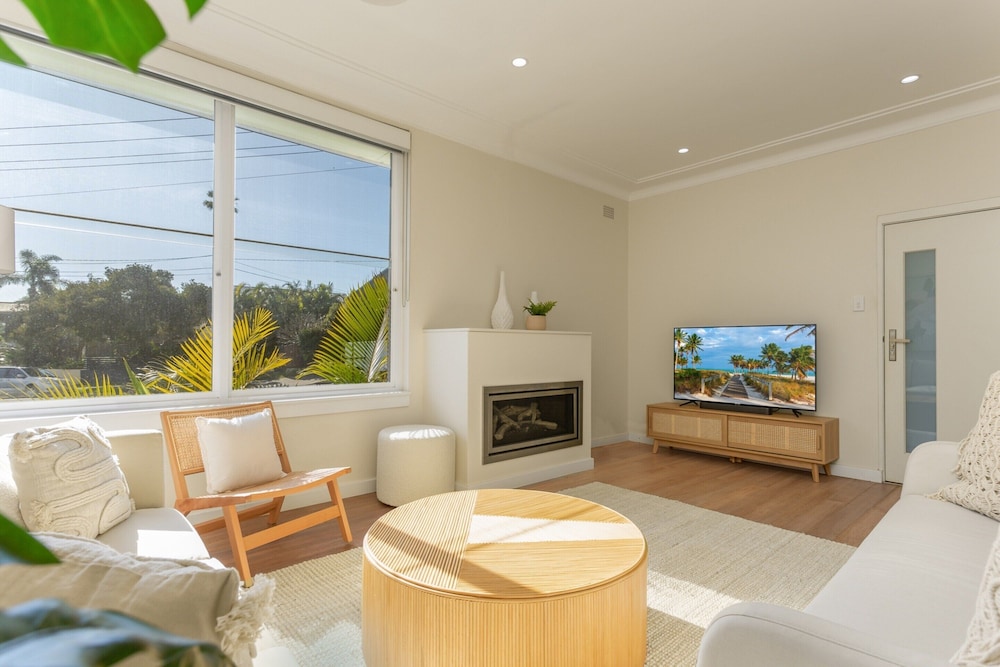 Idyllic 4-bed Home With Alfresco Area Near Beach