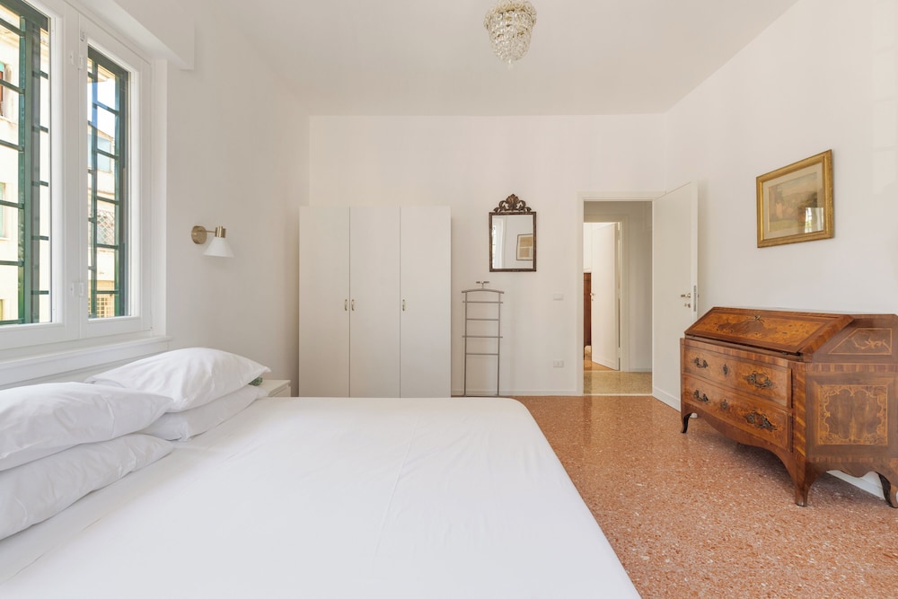Bright And Spacious Family Apartment In Parioli