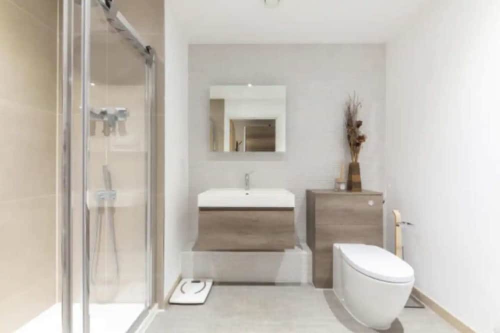 Modern 1 Bedroom Apartment With Balcony in Earlsfield