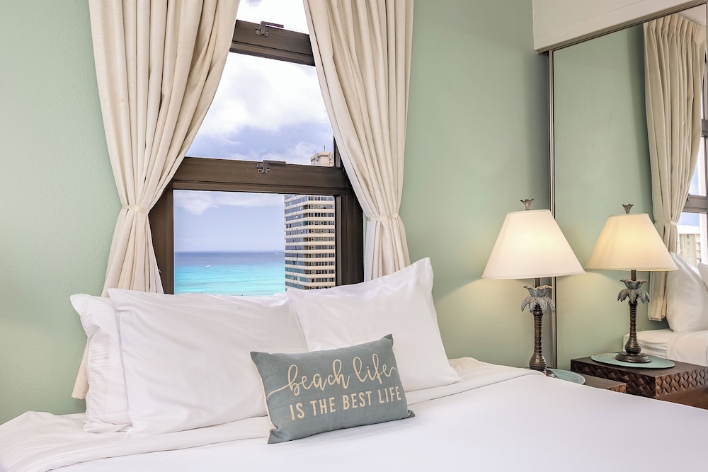 Waikiki Banyan Condo w/ King Bed & Parking, Near Beach