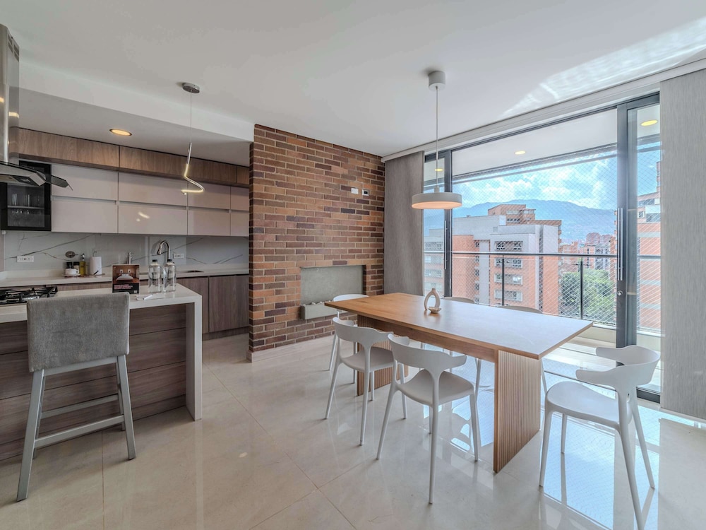 w Elegant 3BR w Outdoor Balcony