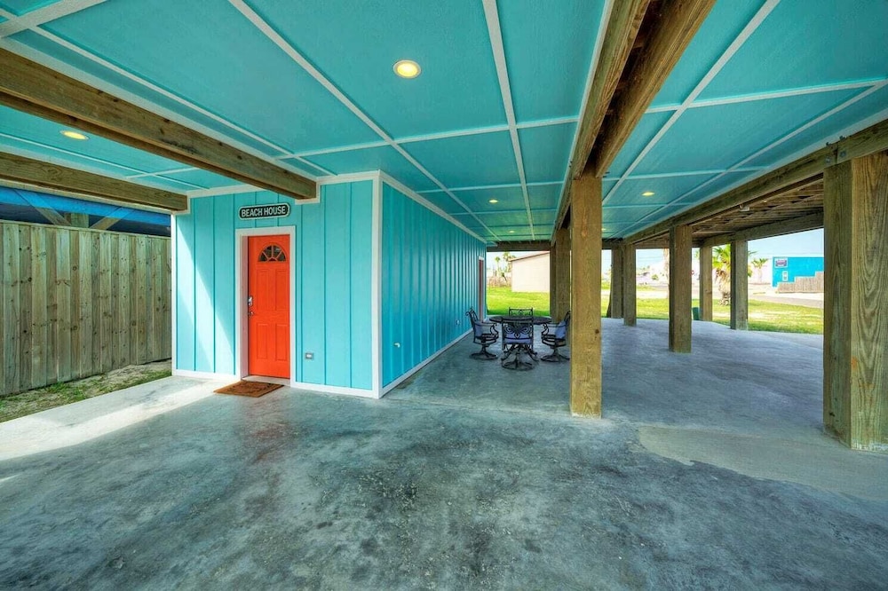 Sleeps 22! 2 Homes Priv Pool, Putting Green, Bar, Deck, Prime Port A Location
